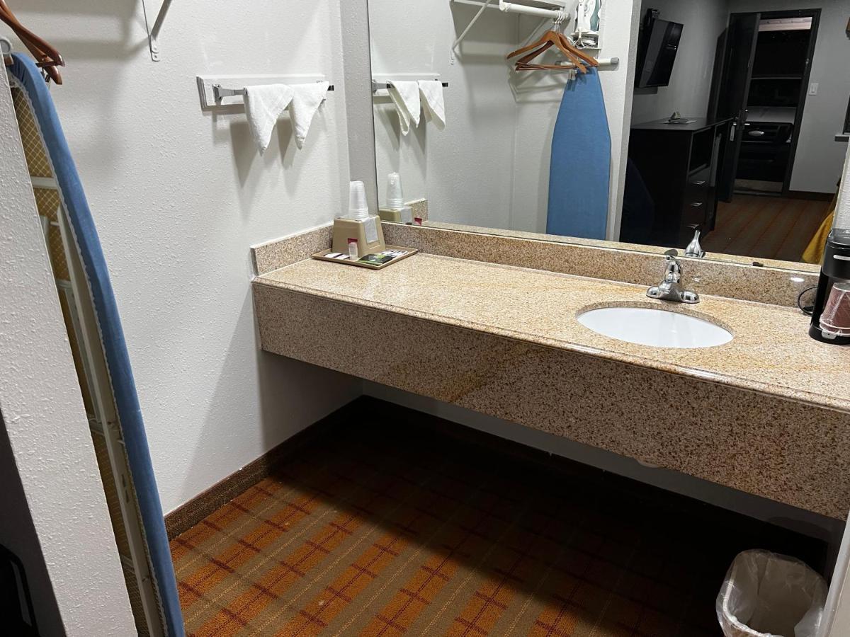 Economy Inn Ashdown Екстериор снимка